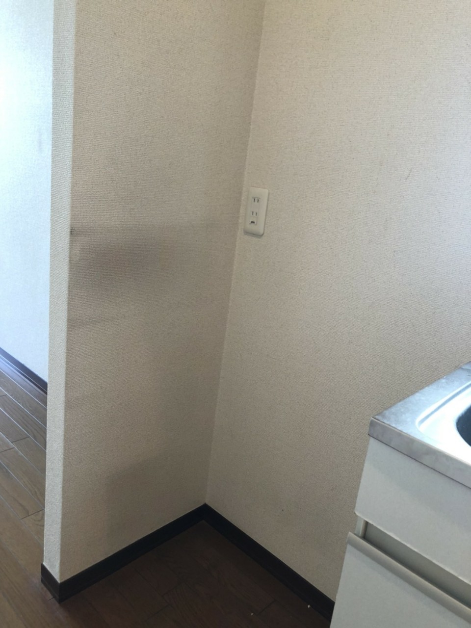 洗濯機裏の湿気による汚れ除去 - 壁紙張替え前のクロス汚れ状態