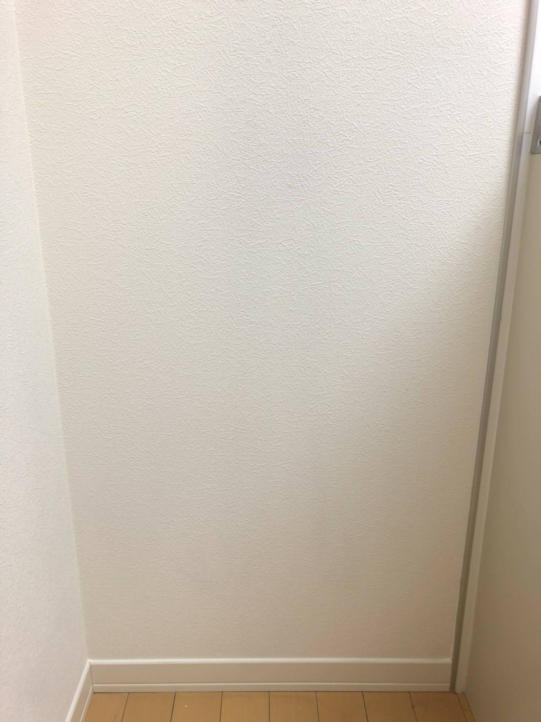 家具裏の隠れた汚れもきれいに - 壁紙張替え不要で再生後