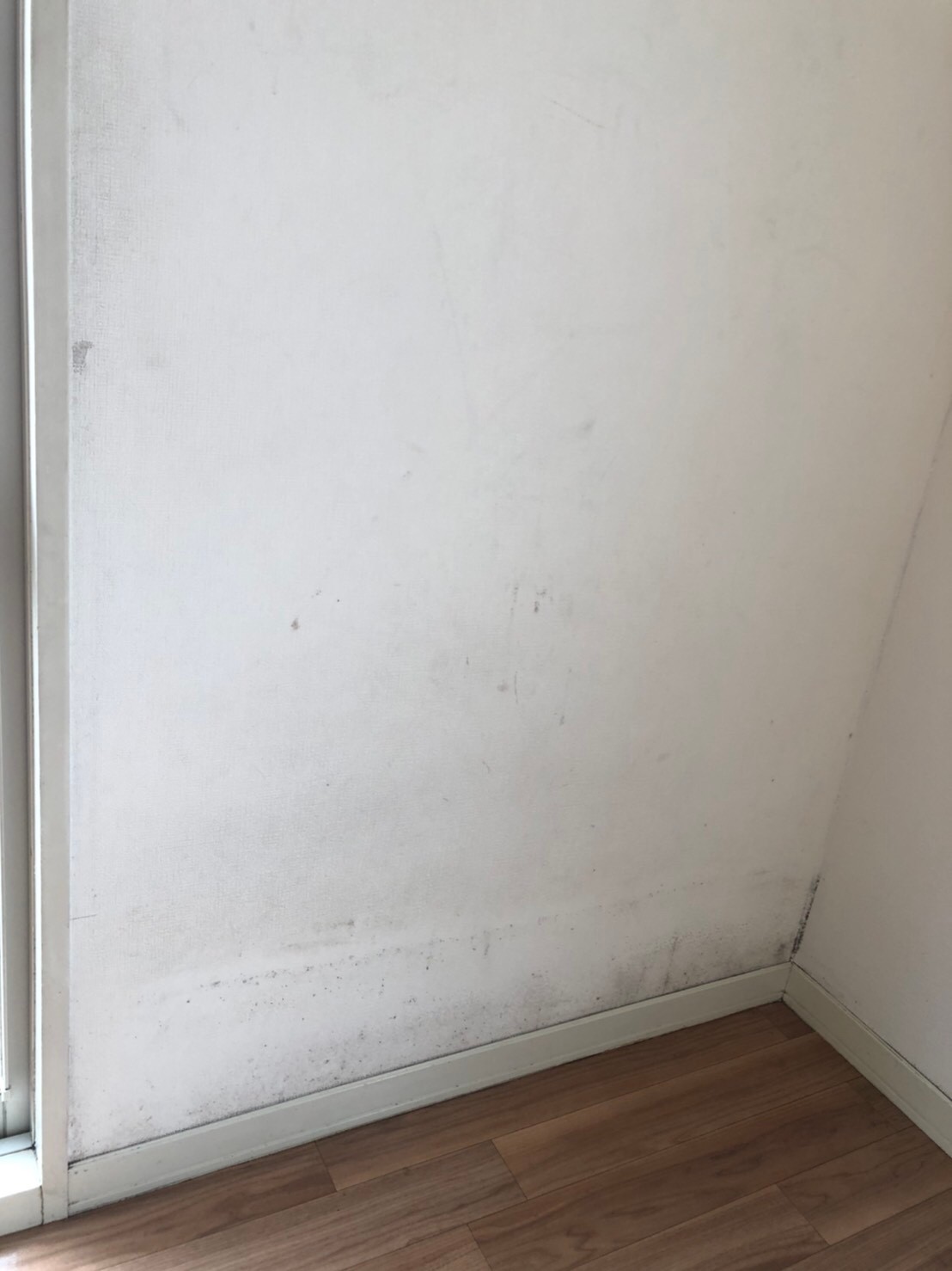 北側部屋の黒カビ除去 - 壁紙張替え前のクロス汚れ状態