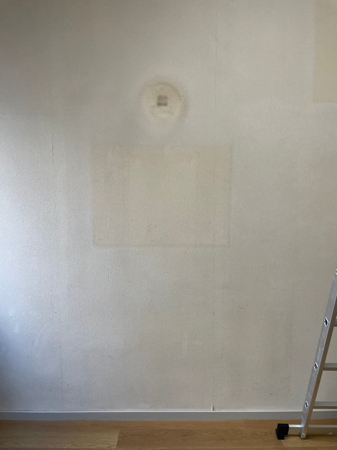 日常生活による手垢や汚れの除去 - 壁紙張替え前のクロス汚れ状態