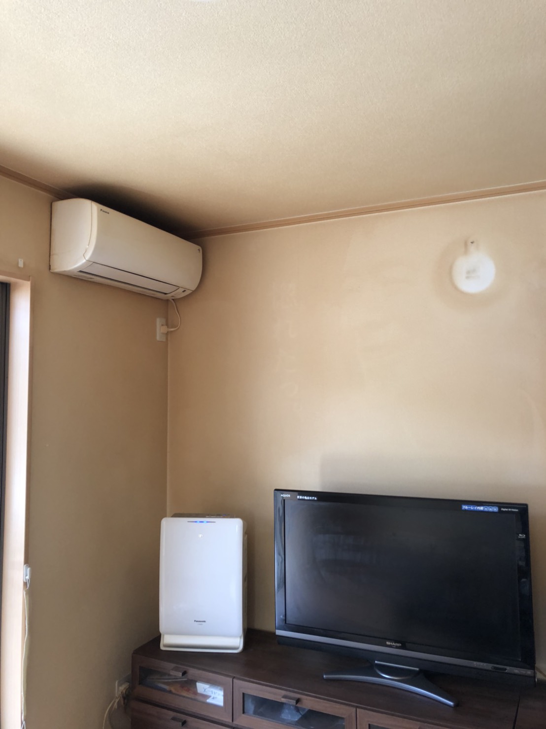 タバコのヤニで黄ばんだ壁紙の再生 - 壁紙張替え前のクロス汚れ状態