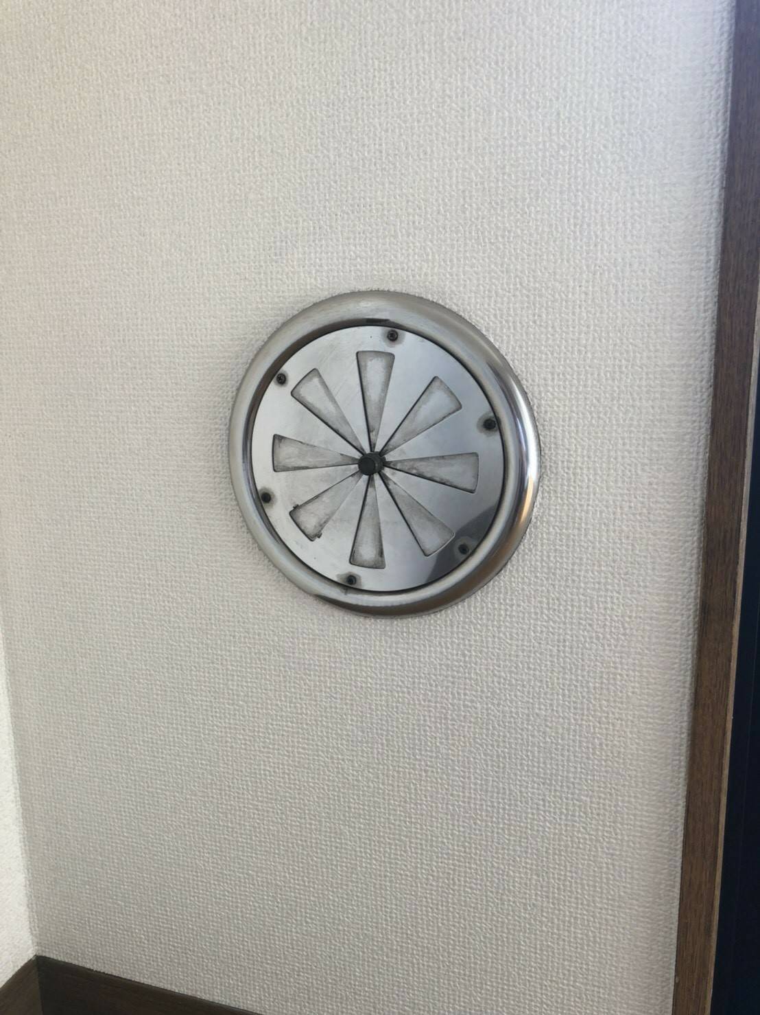 トイレ換気扇周りの汚れ除去 - 壁紙張替え不要で再生後