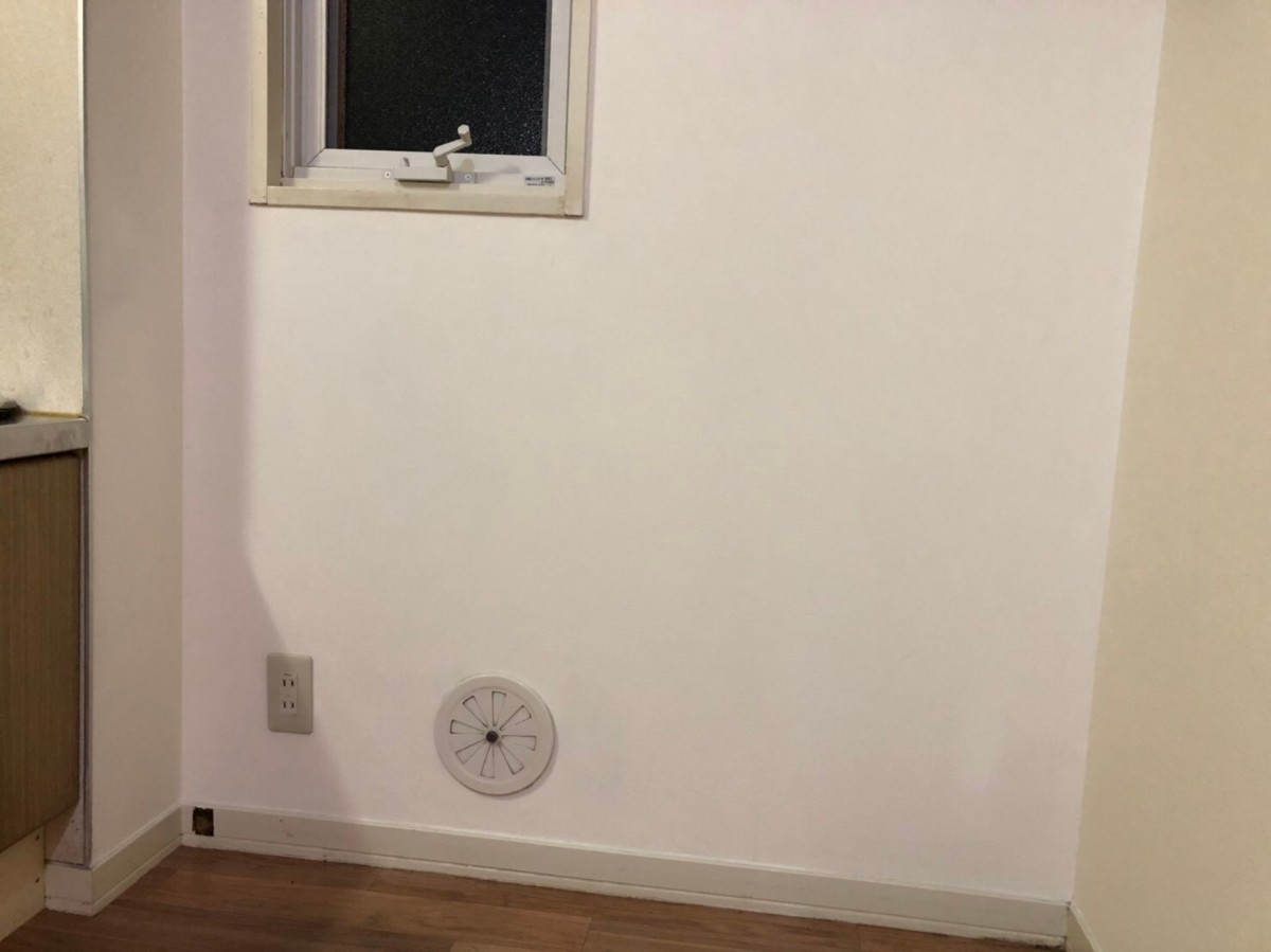 湿気によるカビ汚れの完全除去 - 壁紙張替え不要で再生後