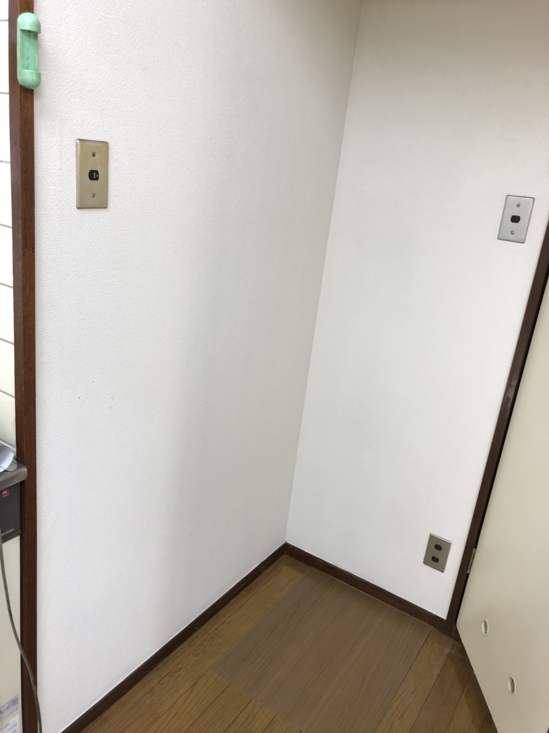 電子レンジ台裏の油汚れ除去 - 壁紙張替え不要で再生後