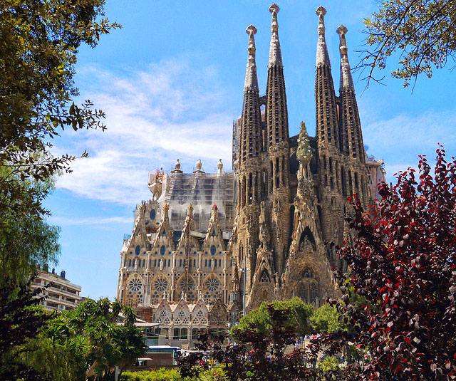 Barcelona Architecture & Tapas Tour: Gaudi's Masterpieces