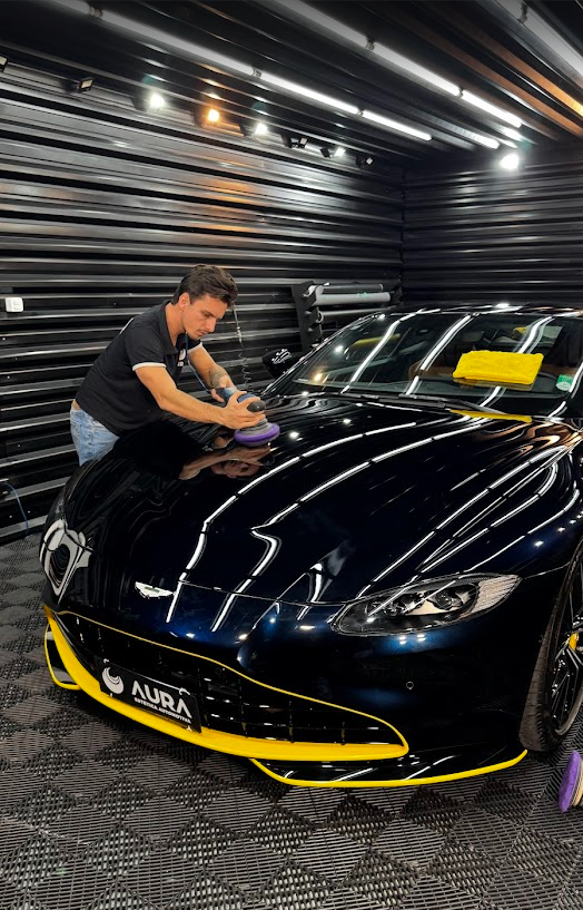 Profissional da Aura trabalhando