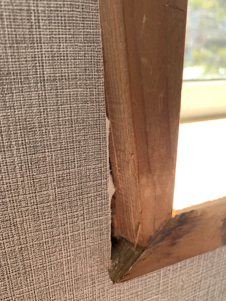 住宅窓枠の深刻な腐食・欠損 - 施工前