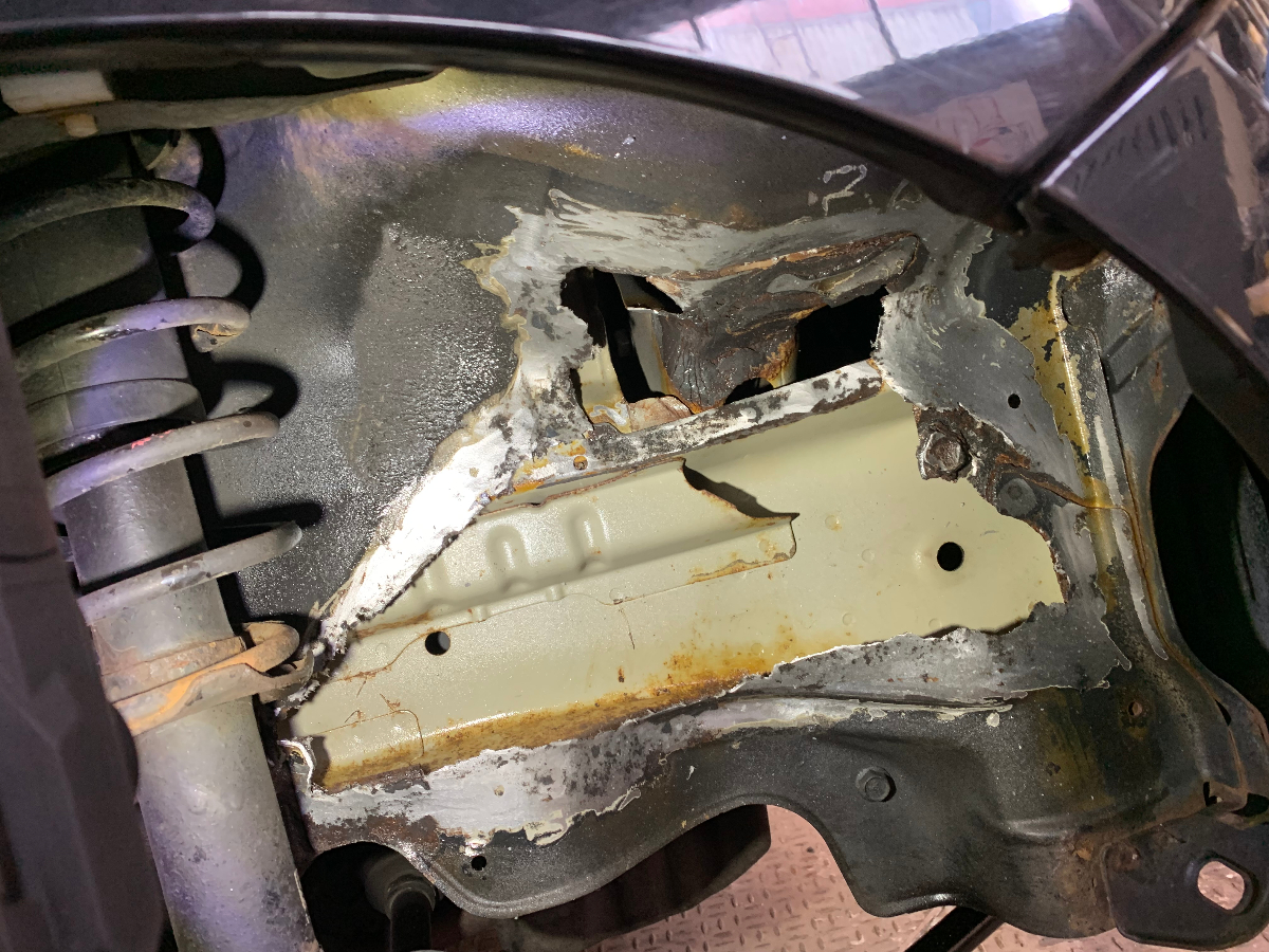 車両下回り(フロア・シャーシ一体部) - 施工前