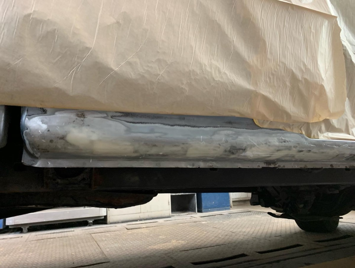 車両サイドシル腐食の段階的補修 - 中間工程