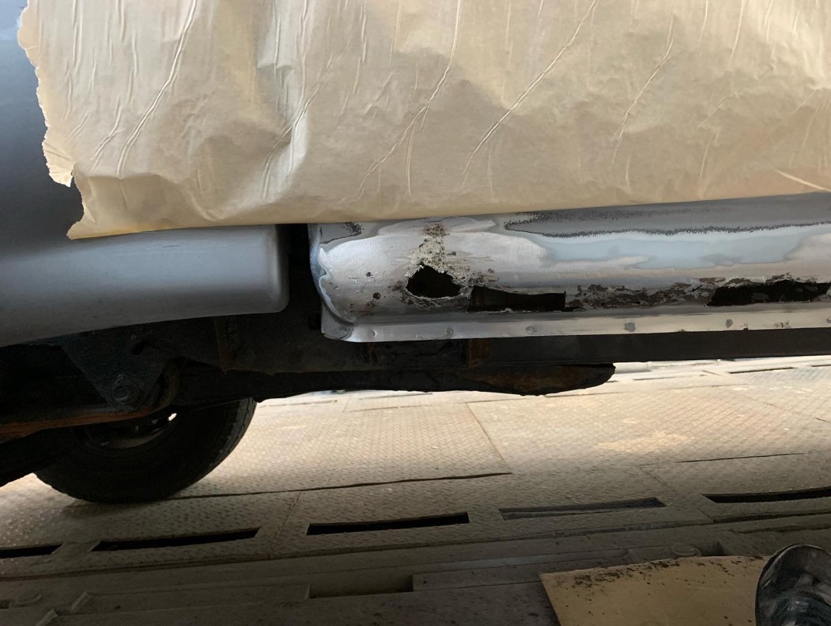車両サイドシル腐食の段階的補修 - BEFORE