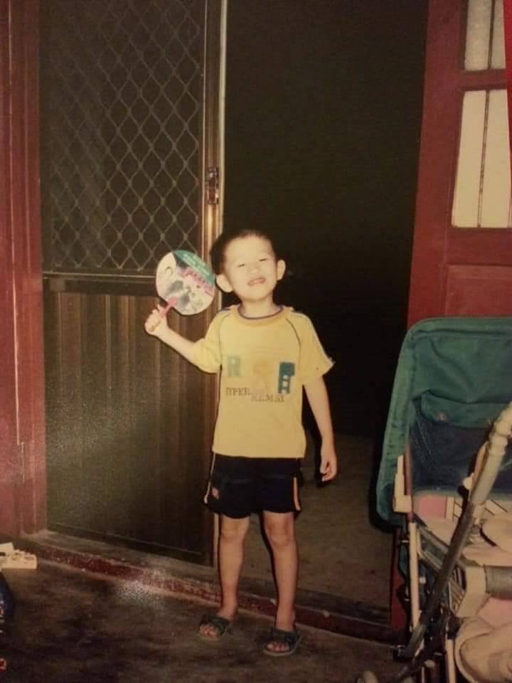 住持小時候持扇子模仿濟公師父的模樣