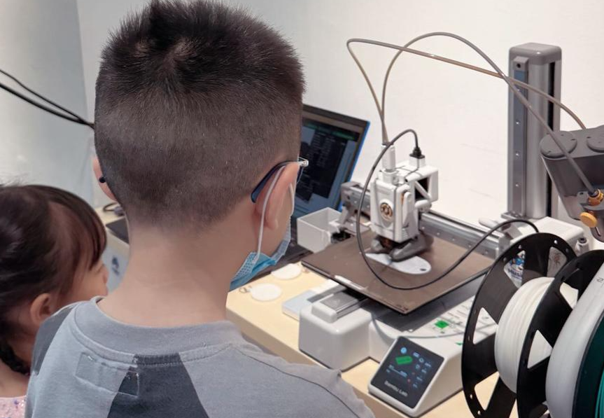 學生學習電子電路與機械工程