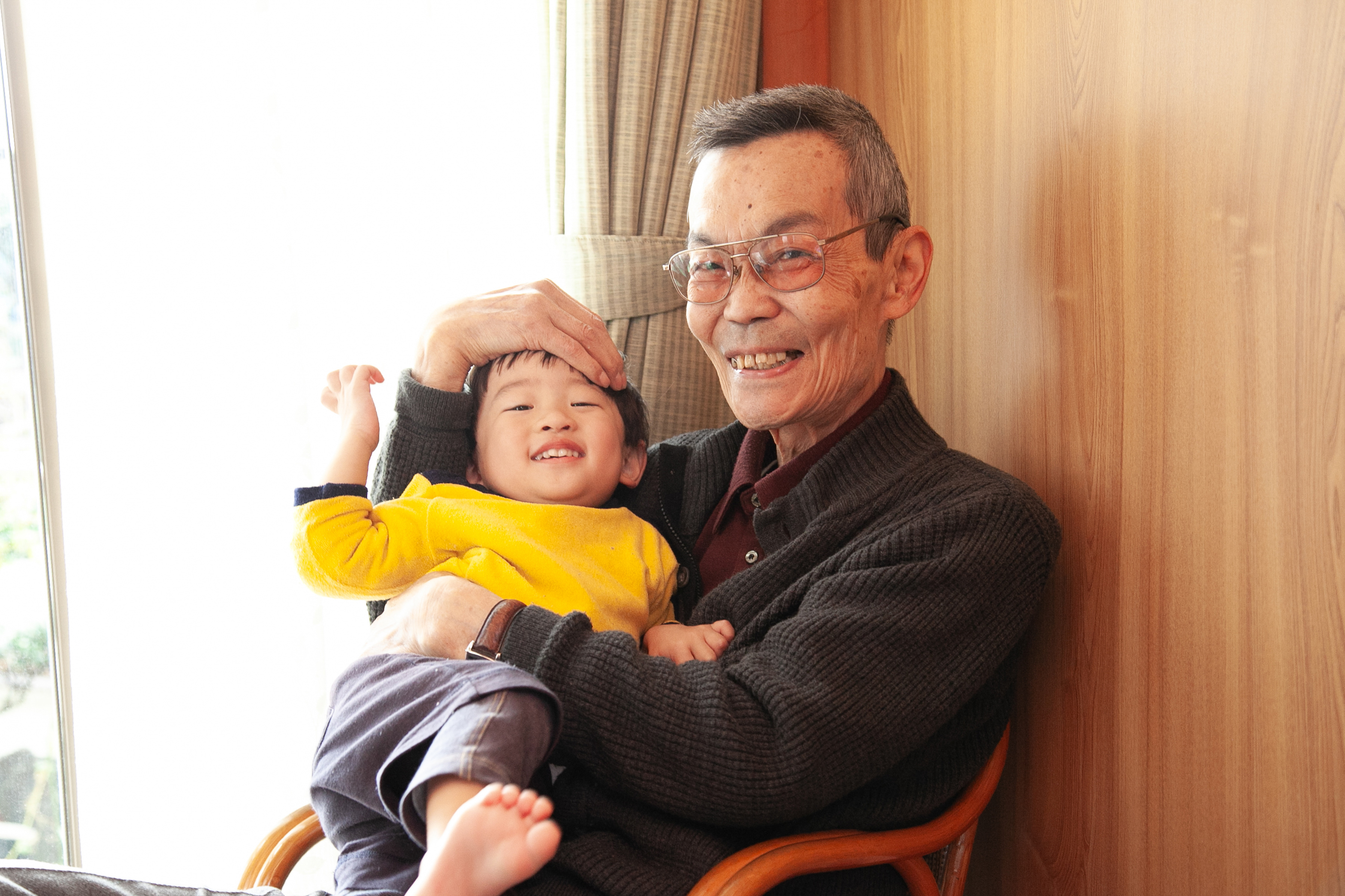 写真を確認する様子