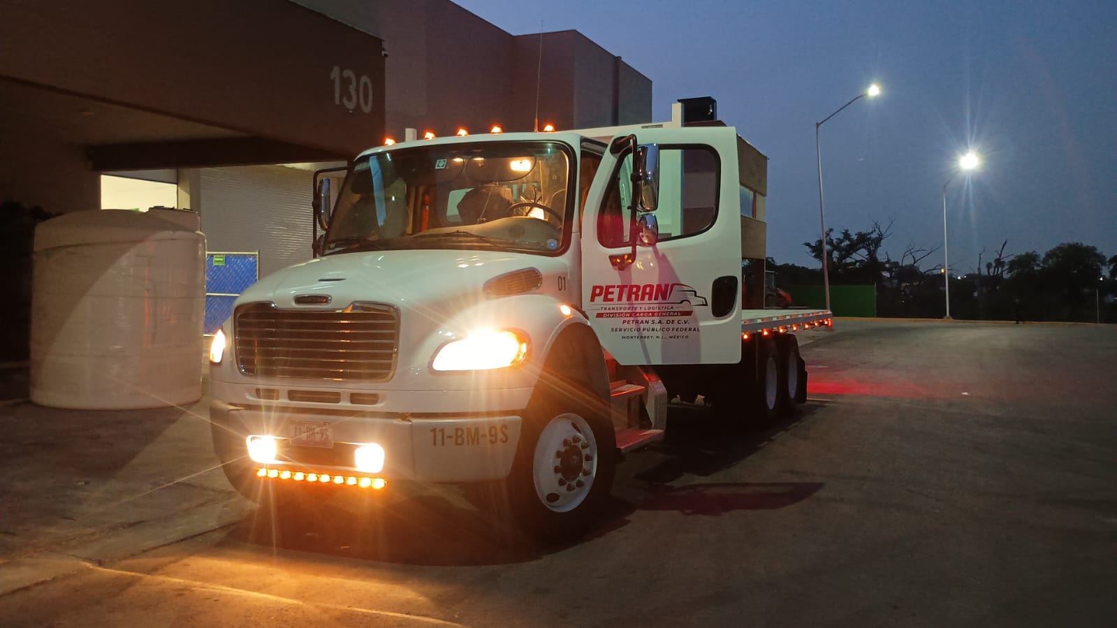 Torton Plataforma disponible para viaje urgente de carga en Monterrey