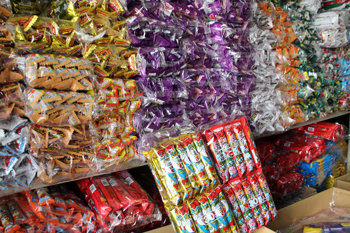 うまい棒大量入荷!カラフルなパッケージが卸倉庫にぎっしり