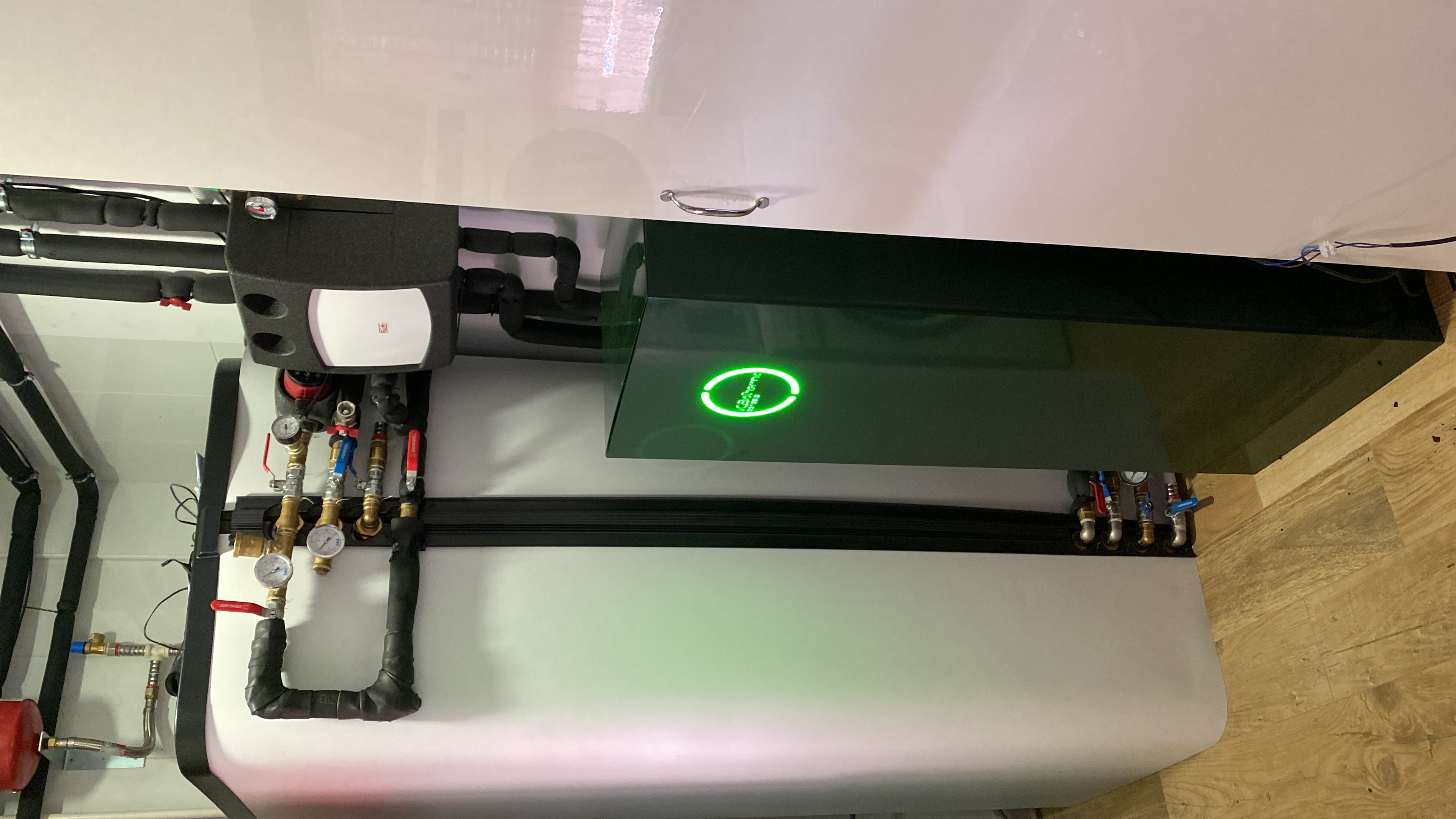 Instalación de oleotermia Génesis con un interacumulador de ACS y calefacción en una vivienda con suelo radiante.