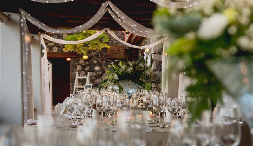 Elegancka dekoracja weselna z kwiatami