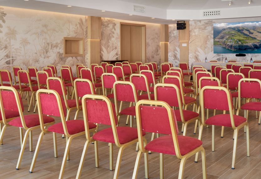 Sala konferencyjna z nowoczesnym wyposażeniem