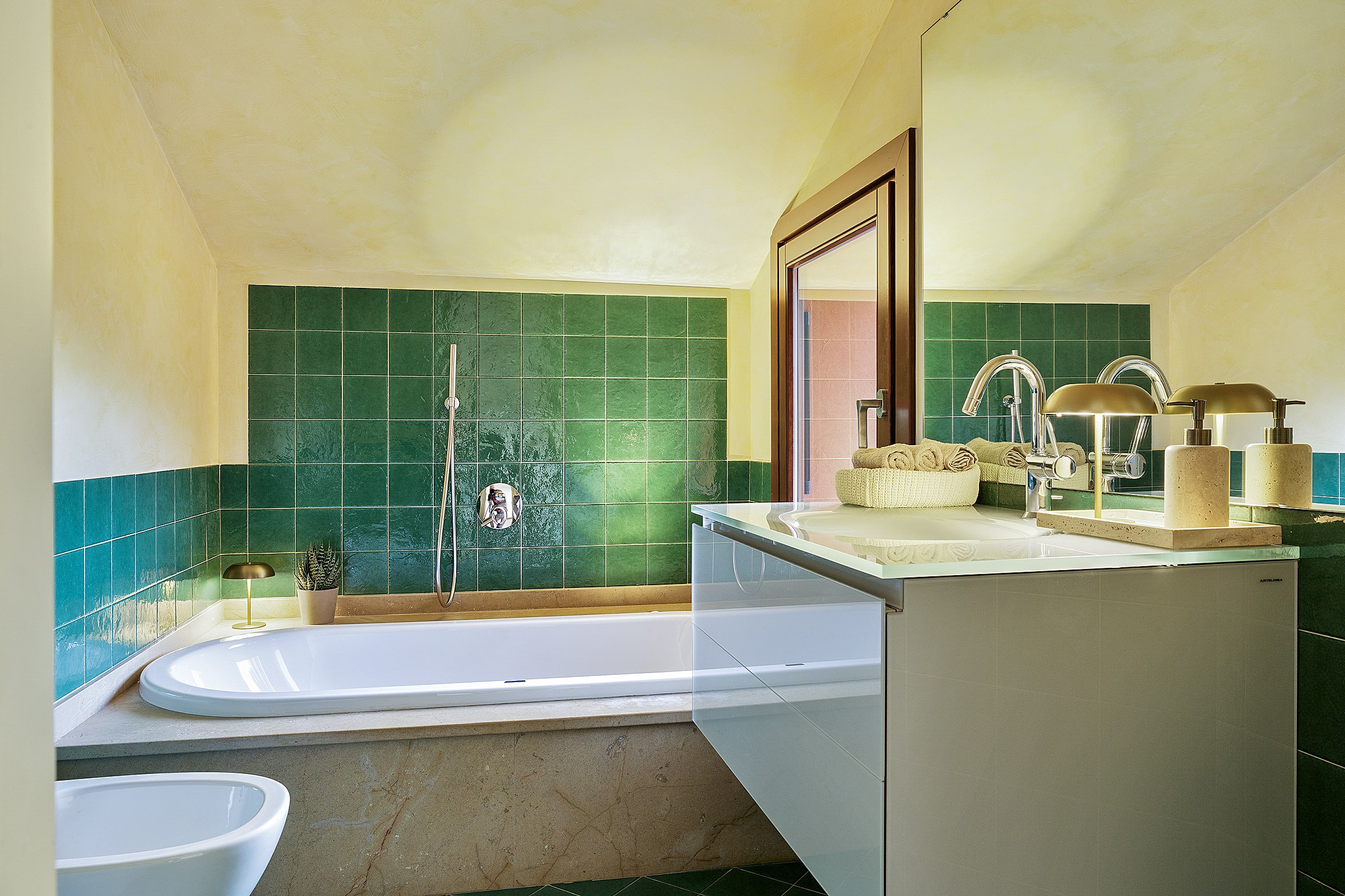 Bathroom (2nd Floor)