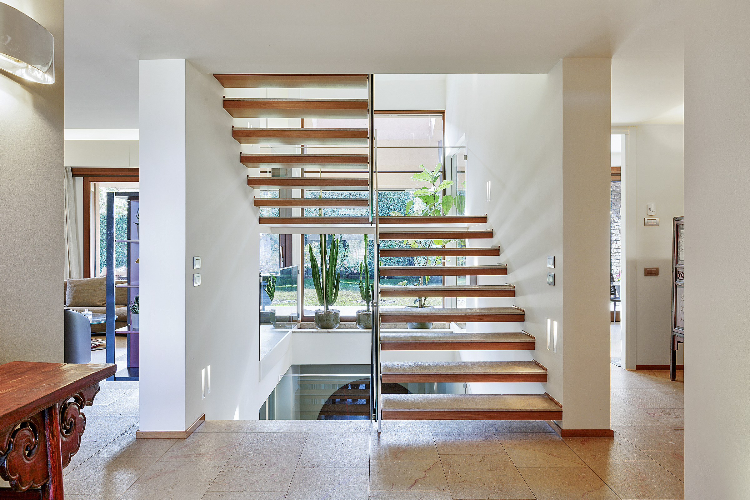 Open Staircase with Glass Railing (1st Floor)