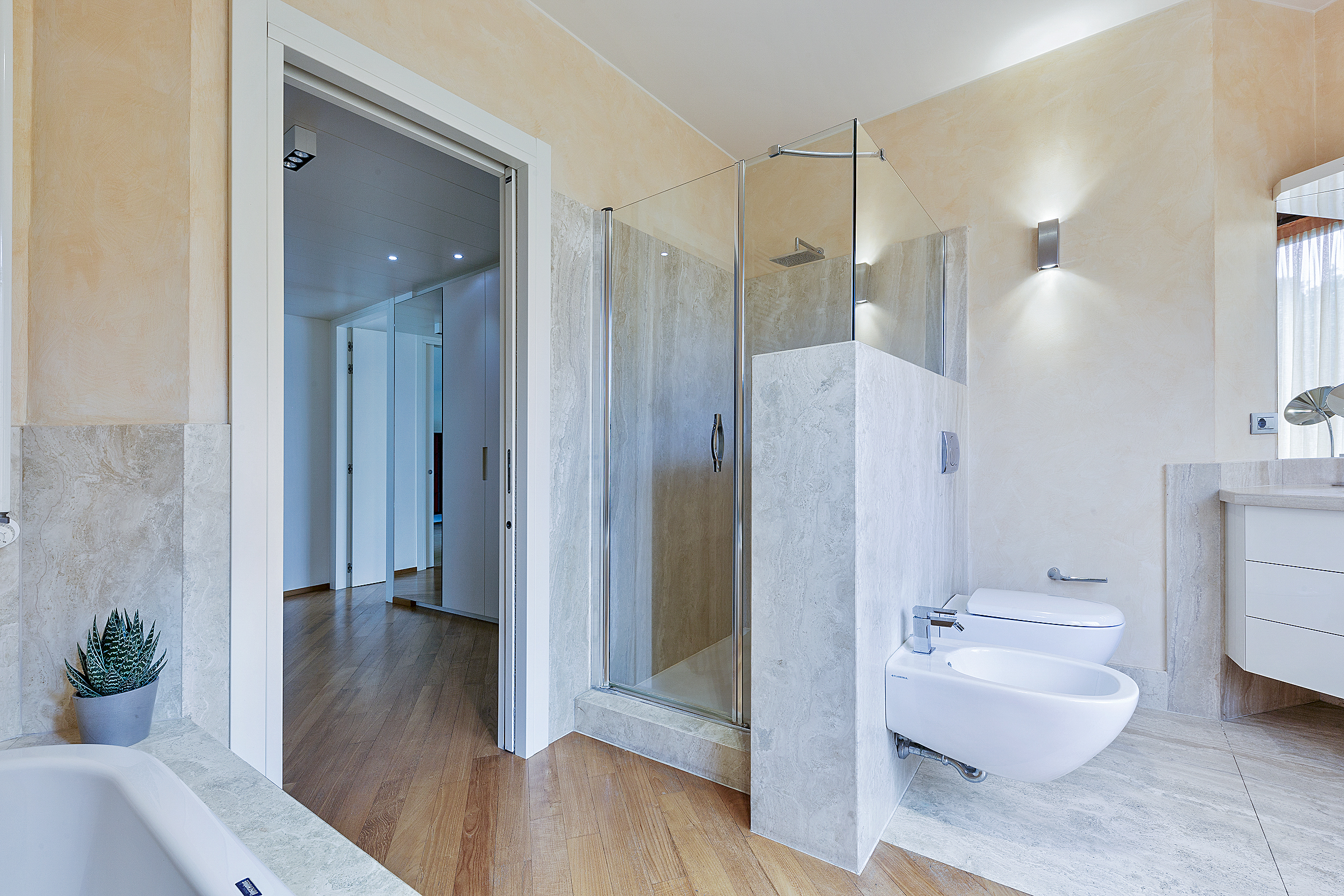 Bathroom (1st Floor)