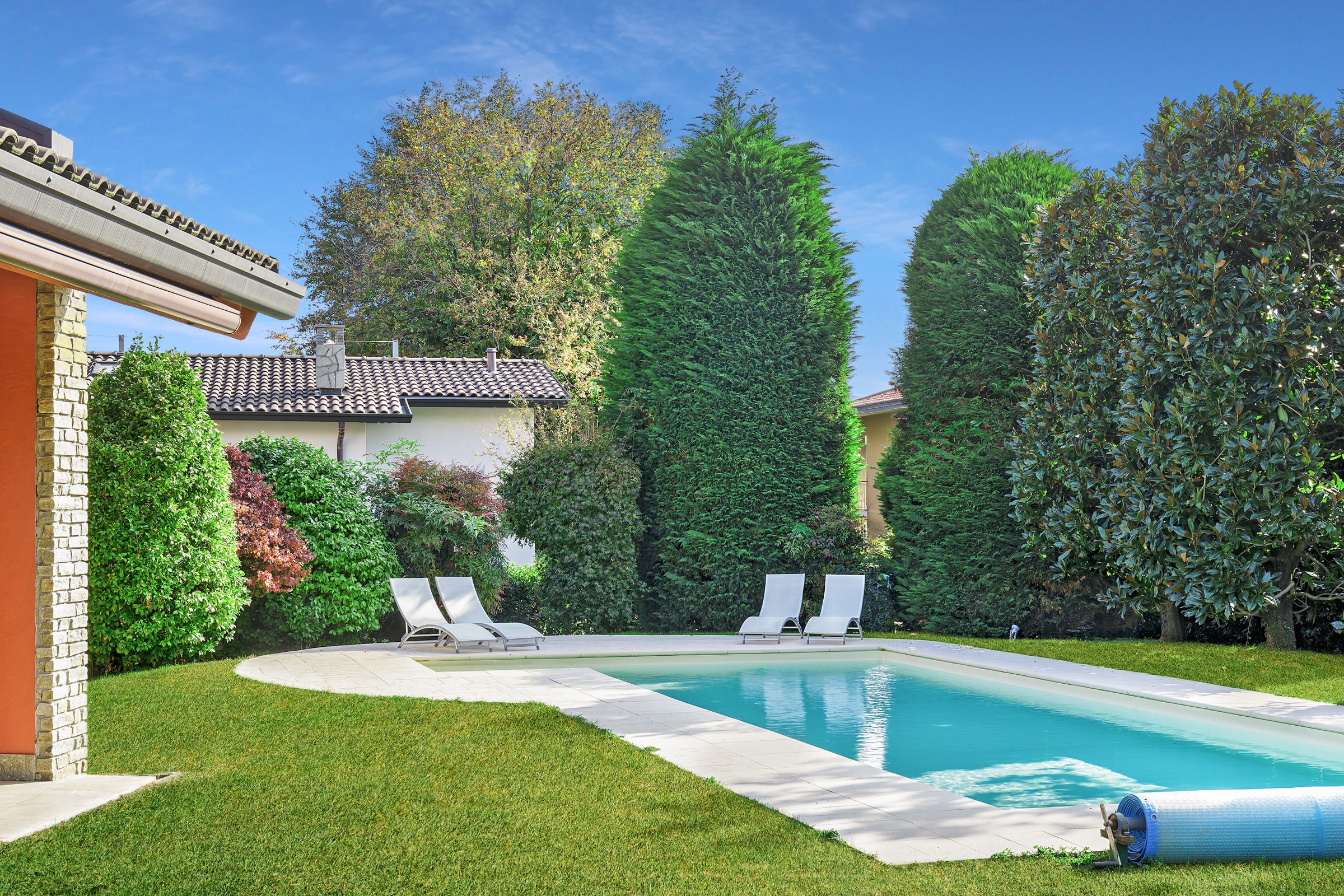 Garden & Poolside Lounge