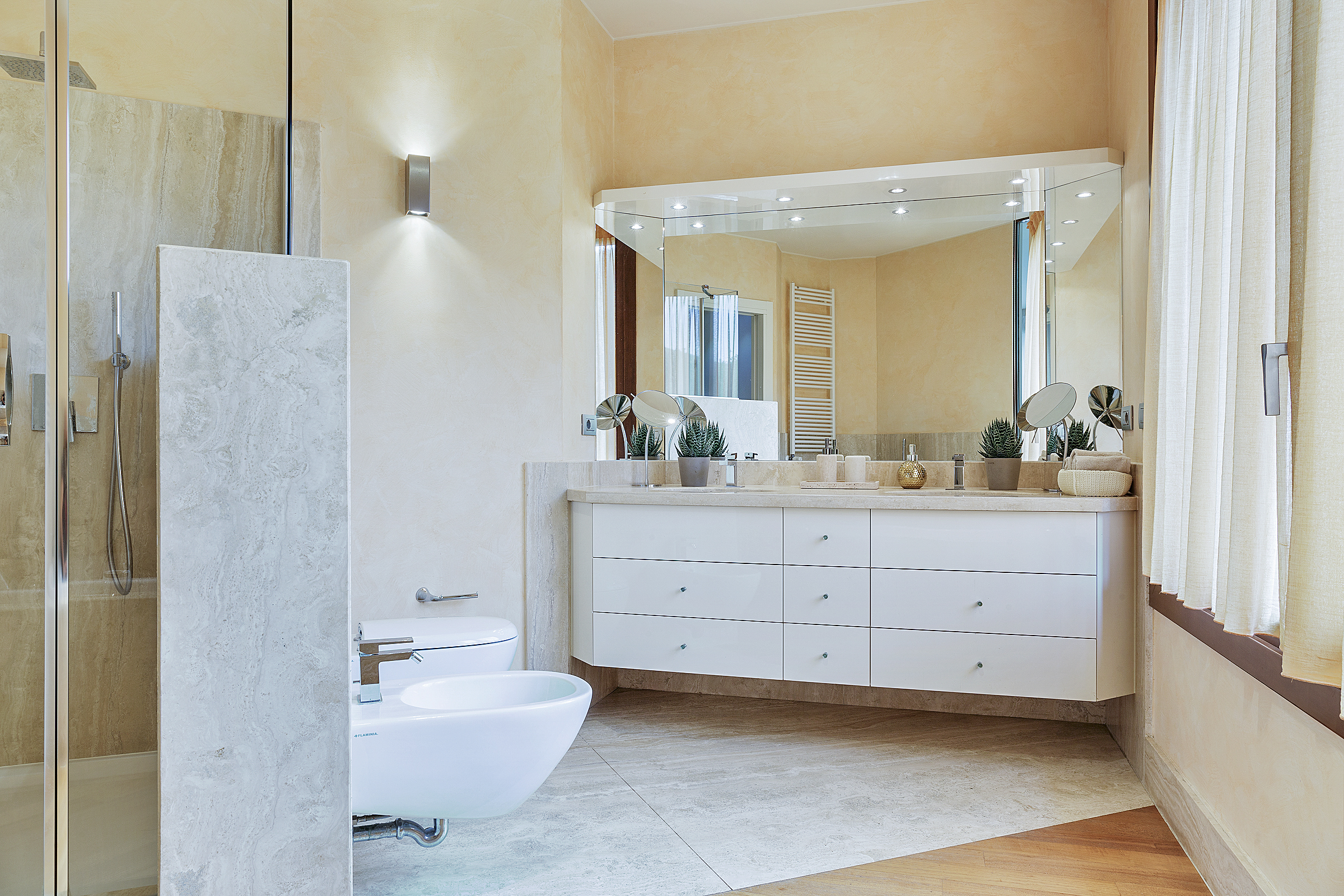 Bathroom (1st Floor)