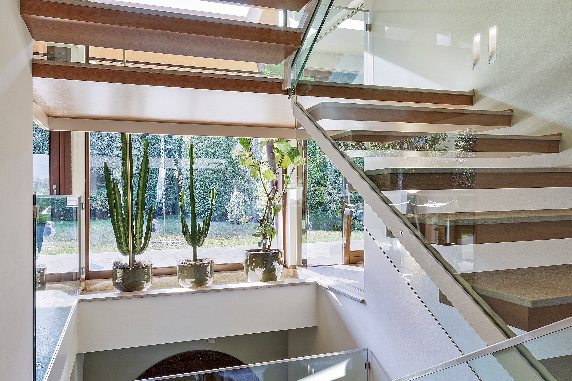 Open Staircase with Glass Railing (1st Floor)