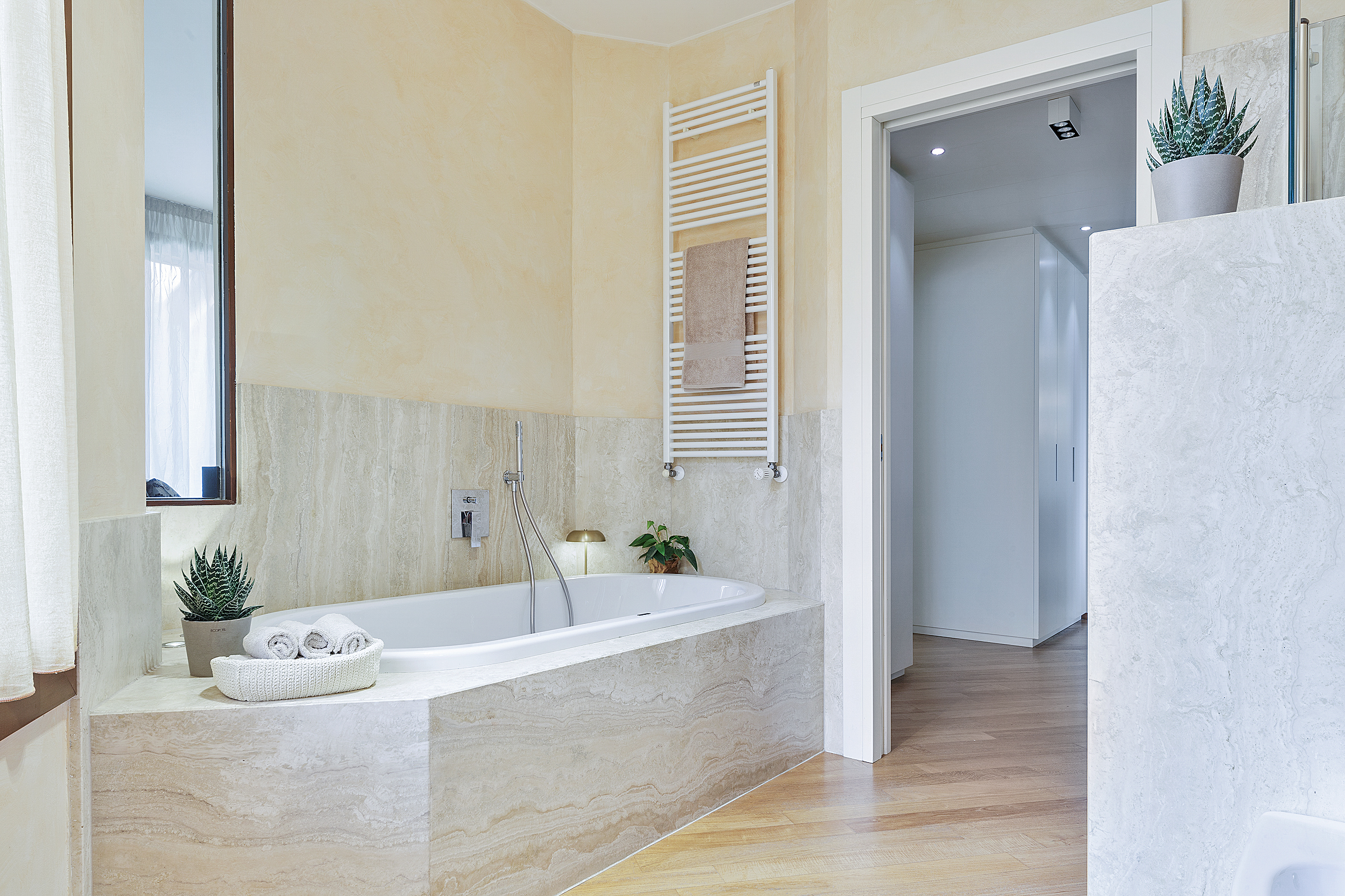 Bathroom (1st Floor)