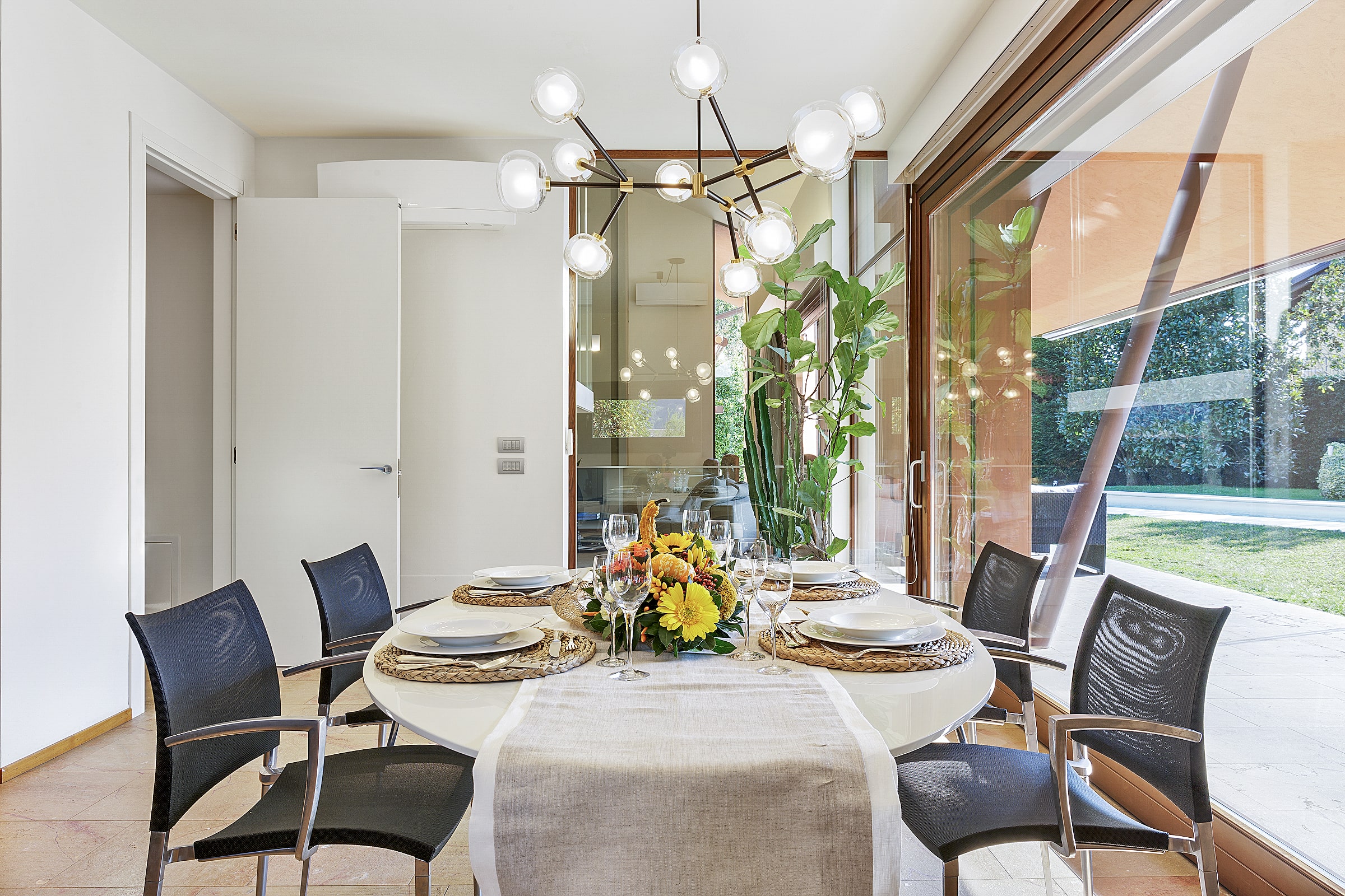 Dining room (1st Floor)