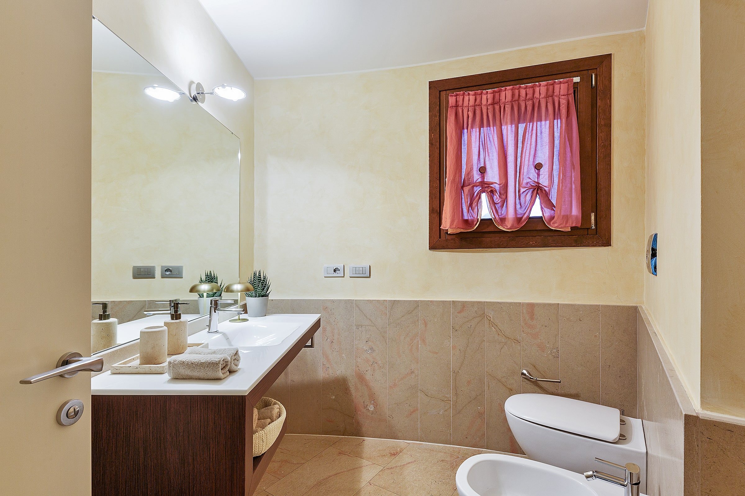 Bathroom (1st Floor)