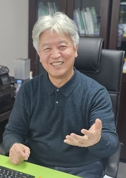 육성필 소장
