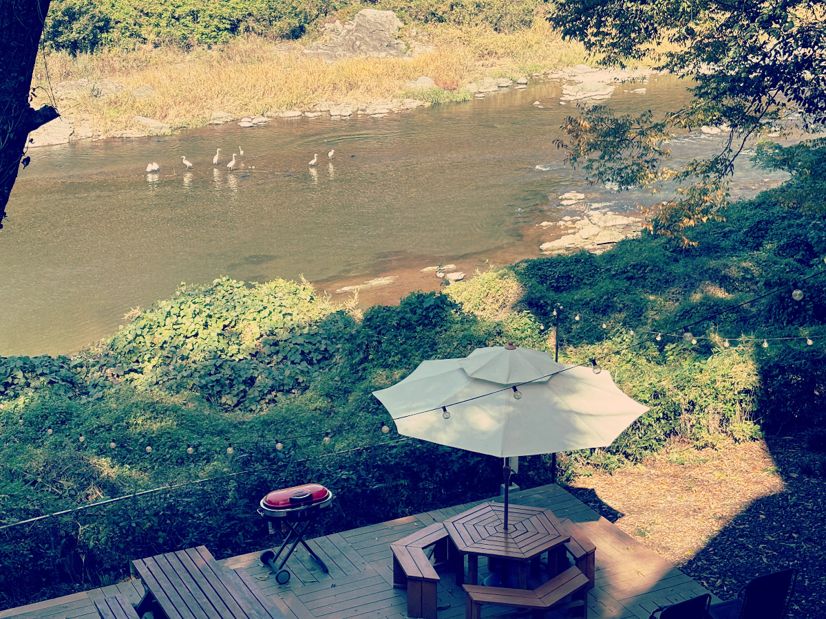 長瀞・秩父の貸別荘|川沿いのBBQデッキ