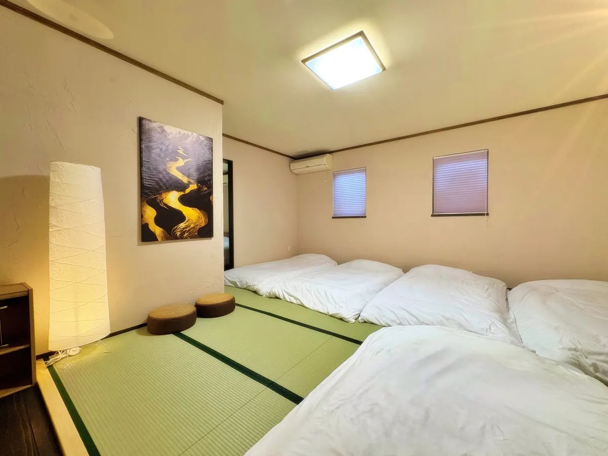 和モダンな寝室