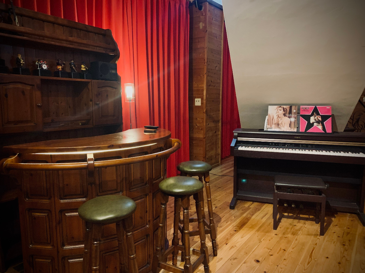 長瀞・秩父の貸別荘|バーカウンターとピアノのある空間