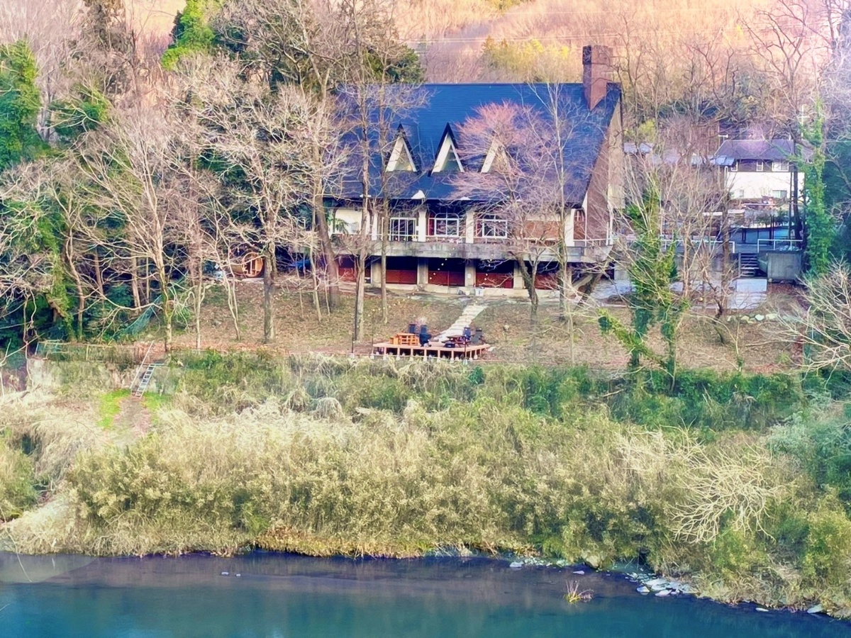 長瀞・秩父の貸別荘|川沿いの外観と自然環境