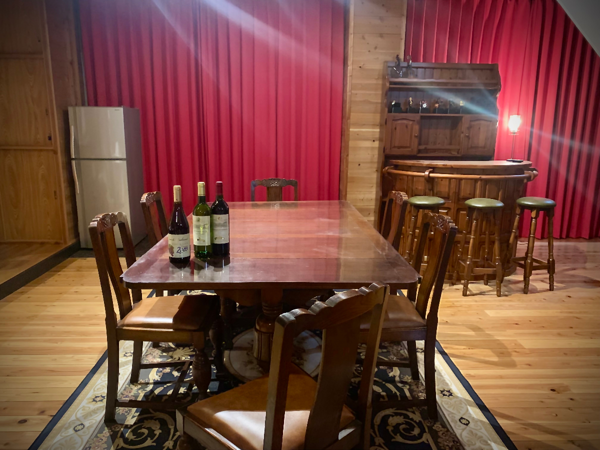 長瀞・秩父の貸別荘|ダイニングテーブルと団らんスペース