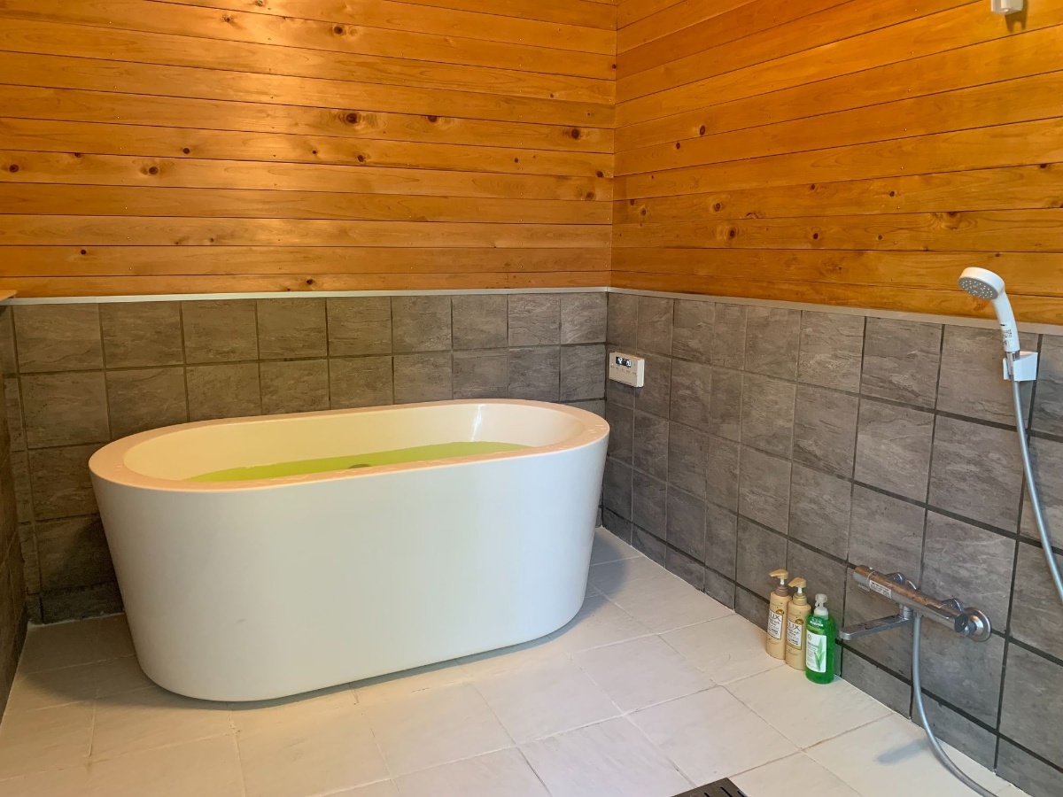 長瀞・秩父の貸別荘|バスルームと独立バスタブ