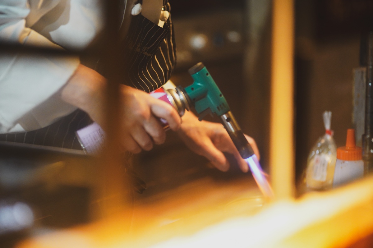 炭火調理の様子