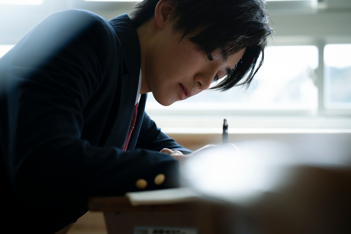 勉強する受験生