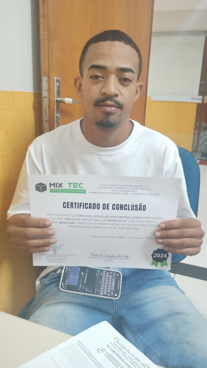 Aluno MIXTEC com certificado de conclusão