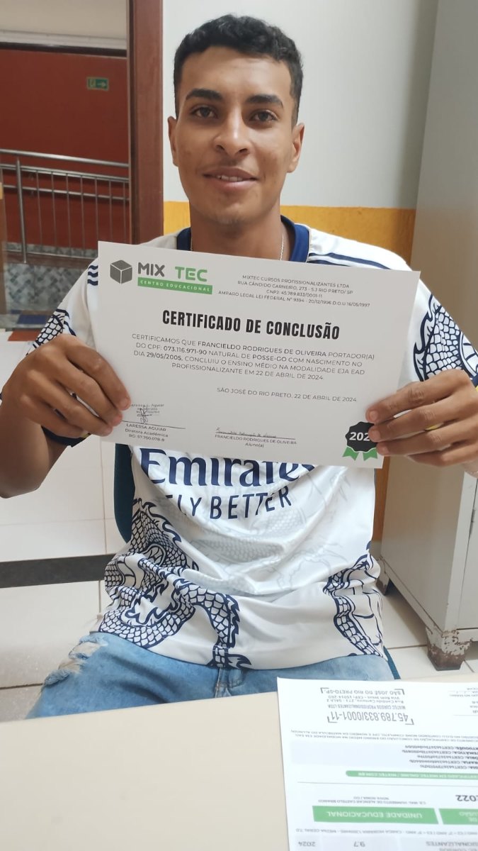 Aluno MIXTEC celebrando formatura