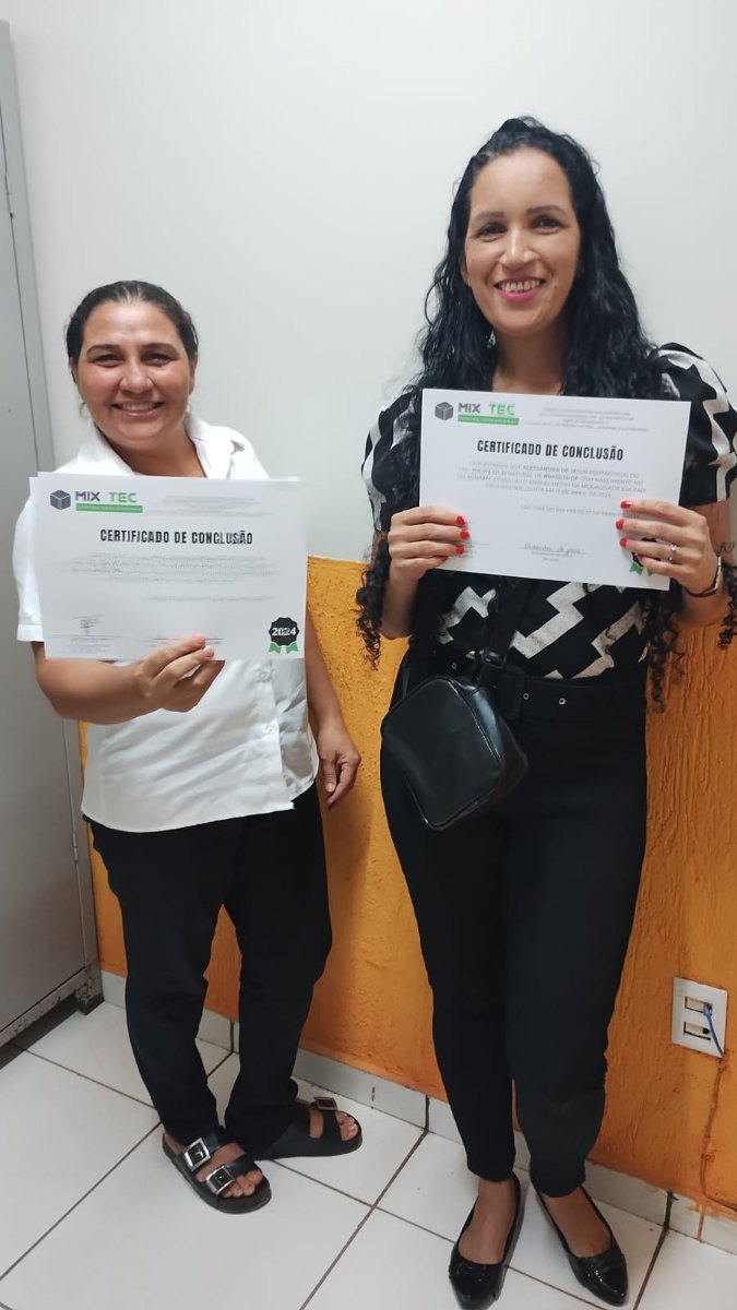 Alunas MIXTEC formadas com certificados