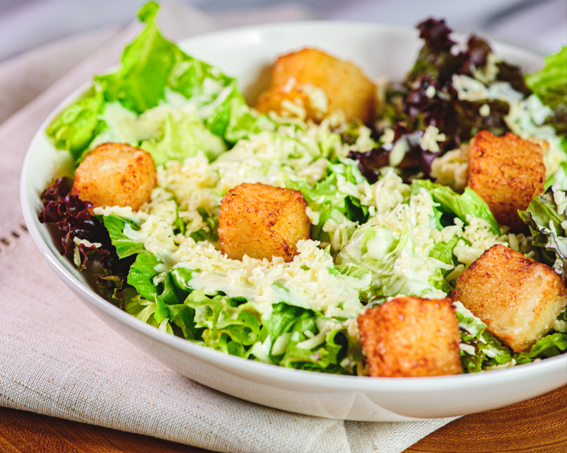 Salada Caesar com Dadinho de Tapioca