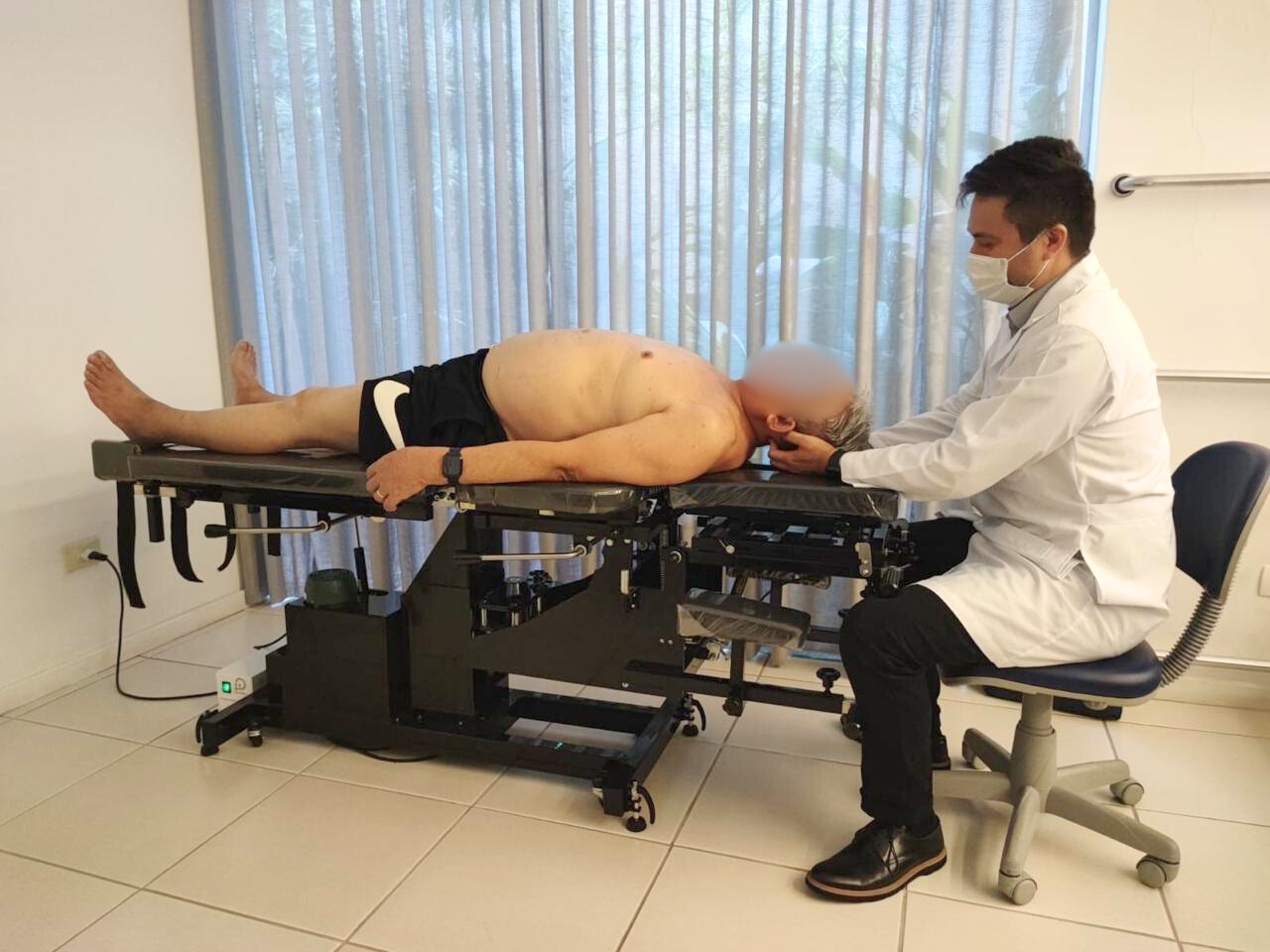 Mesa computadorizada com ajustes eletrônicos