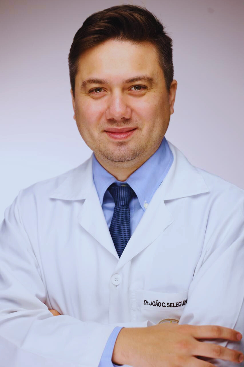 Dr. João Seleguin em seu consultório