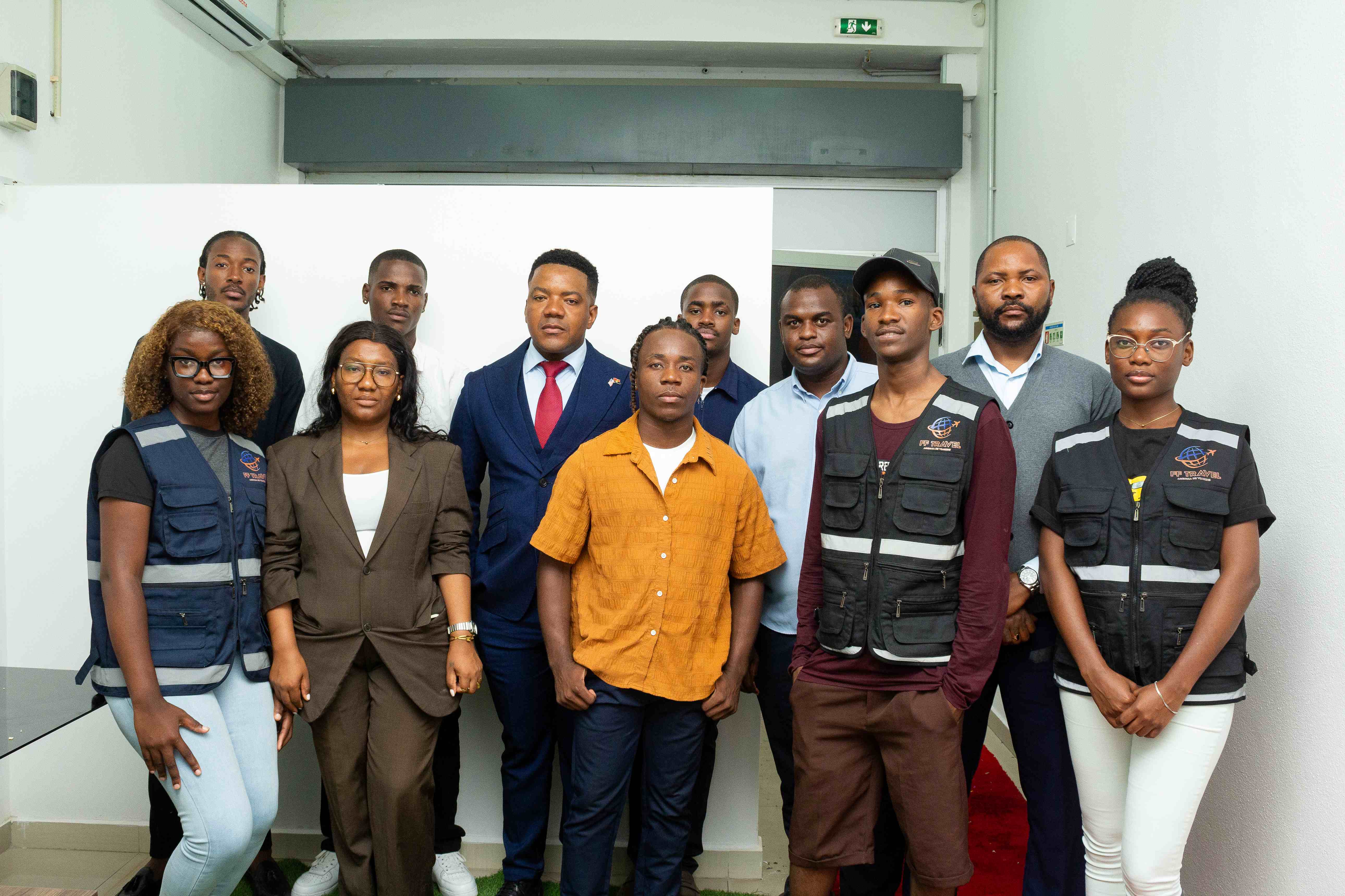 Escritório FF Travel Luanda - área de receção moderna e acolhedora para atendimento ao cliente