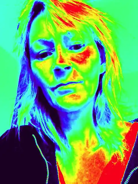 Biddi Button in Studio