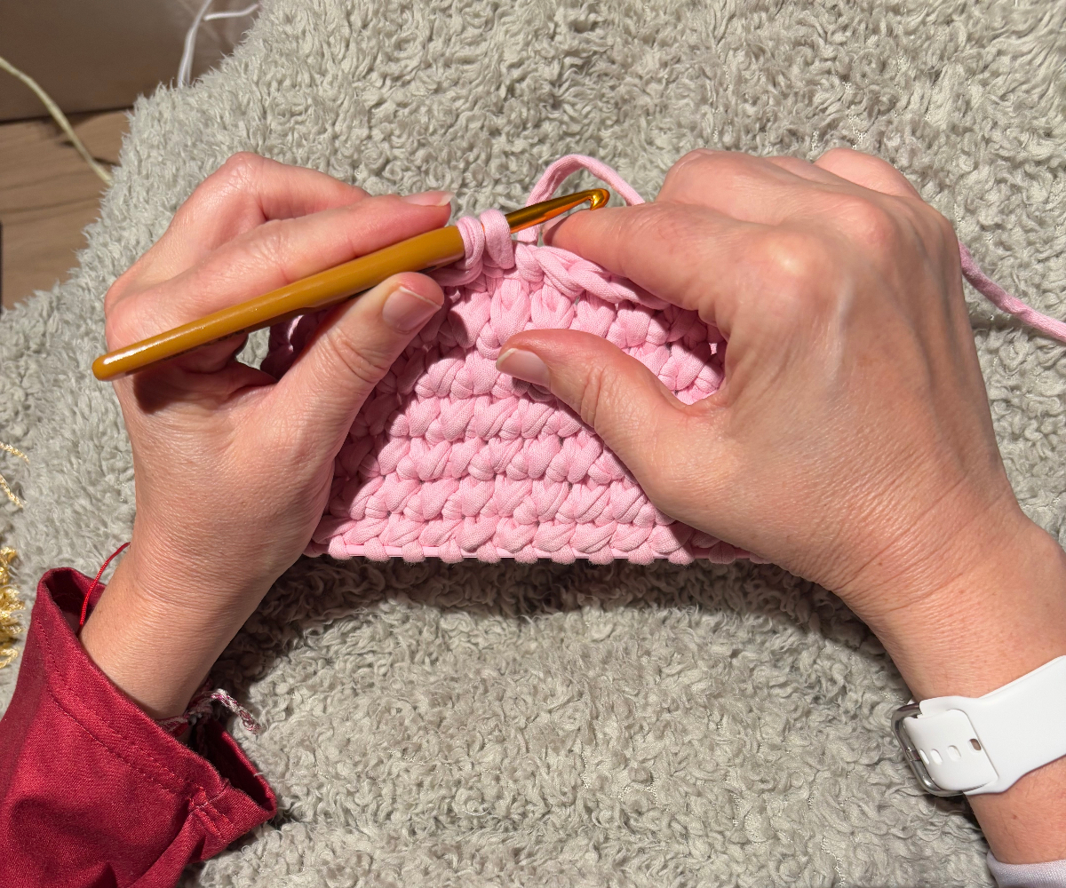 Manos haciendo crochet - IsaInfinity