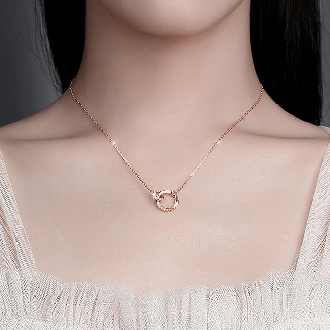 胸元きらめく 上品細見えネックレス